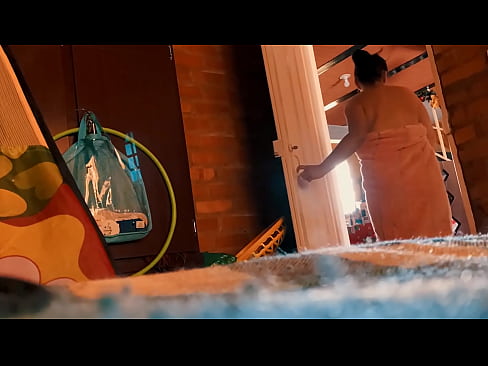 ❤️ O meu tio segue-me no chuveiro, fode-me enquanto tomo um duche. ❤️ Sexo de qualidade em nós ❌❤