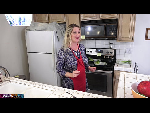 ❤️ A madrasta a ordenhá-lo na cozinha antes do seu encontro ❤️ Sexo de qualidade em nós ❌❤